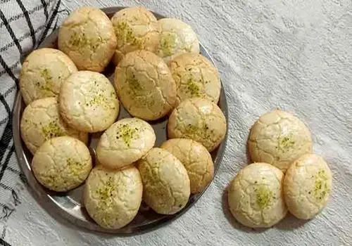 طرز تهیه شیرینی کنجدی ویژه پذیرایی عید نوروز+فیلم