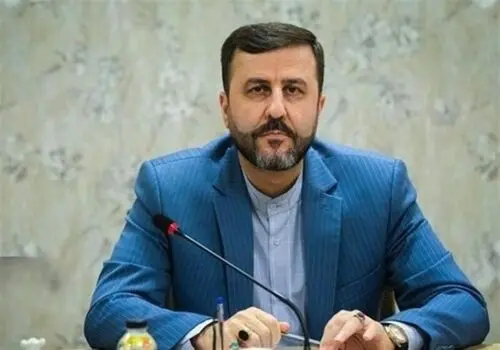 تصویر دیده‌نشده از رهبر شهید در کنار پدر و برادرش