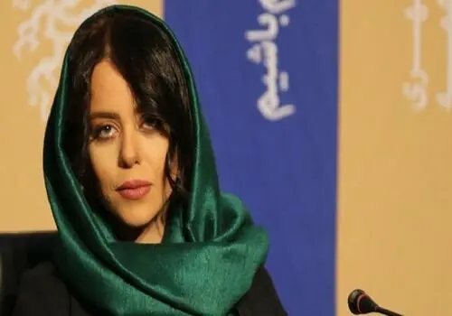 چهره متفاوت الهام اخوان با موی فرفری و عینک چندرنگ