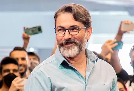 مجسمه گلی پارسا پیروزفر ساخته شد 