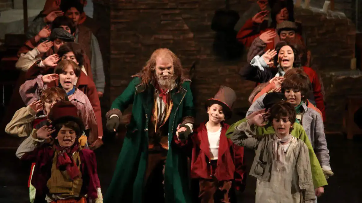 بهنوش طباطبایی و هوتن شکیبا در پشت صحنه نمایش الیور توئیست+ تصاویر