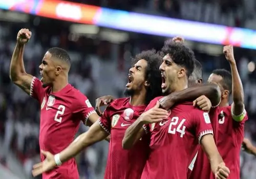 تقلید قطری ها از مسی به هنگام بالابردن جام قهرمانی+فیلم