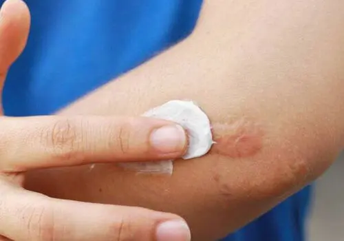 خالکوبی خبر ساز یک سرباز در رژه نیروهای مسلح!+ عکس