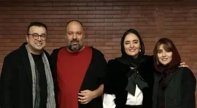 قاب مشترک هنرمندان در سالن نمایش؛ وقتی کمند امیرسلیمانی و علی اوجی مهمان تئاتر می‌شوند!