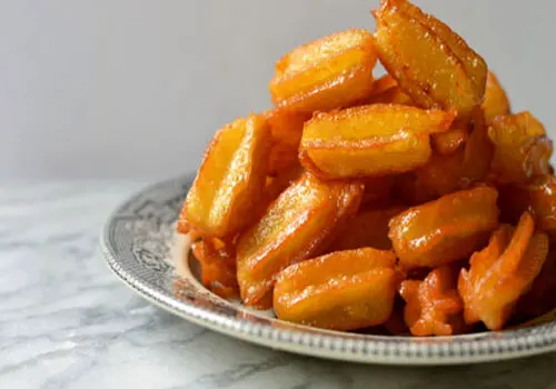 بامیه عربی اصیل؛ ترد، طلایی و غرق در شربت زعفرانی
