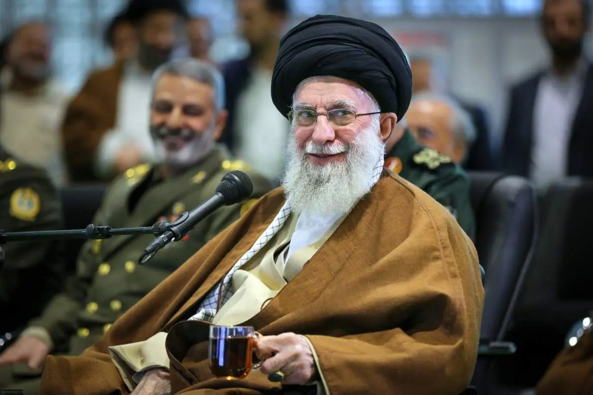 ماجرای شنیدنی دفتر شعر مفقودی ابتهاج در دستان رهبری+فیلم
