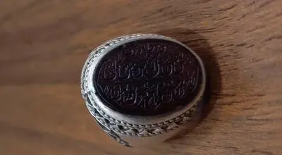 انگشتری با نگین مشکی