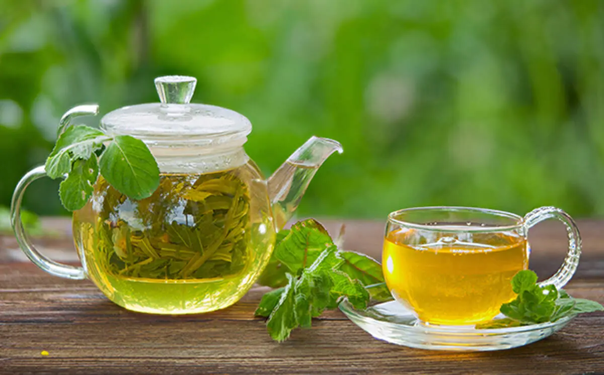 کدام نوشیدنی‌ها به پاکسازی کبد چرب کمک می‌کنند؟