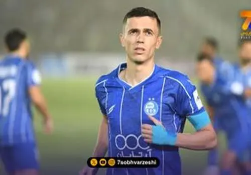بوسه جنجالی ستاره استقلال به حریف گمنام+ عکس