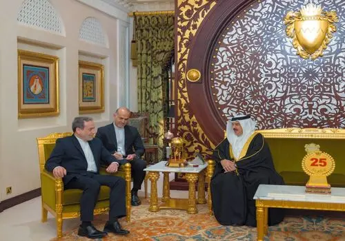 قاب توجه‌برانگیز عراقچی با همسر جوانش در یک مراسم زنانه