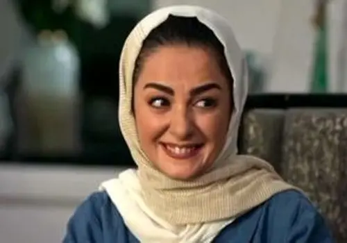 ژست و استایل جذاب بیتا سحرخیز در کافه‌ای دنج و لاکچری