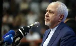محمدجواد ظریف با لباس خادمی در مراسم اربعین + عکس