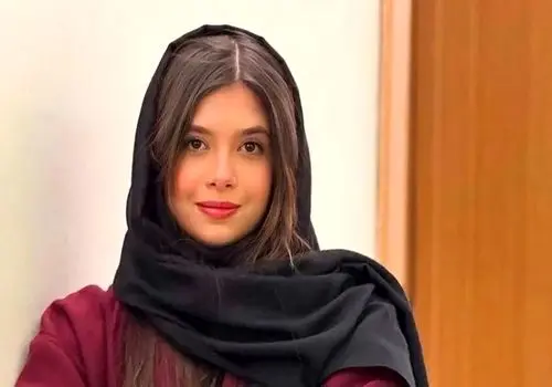نفس بازغی در نمایش «صلح عباس آباد » در کنار دیگر بازیگران 