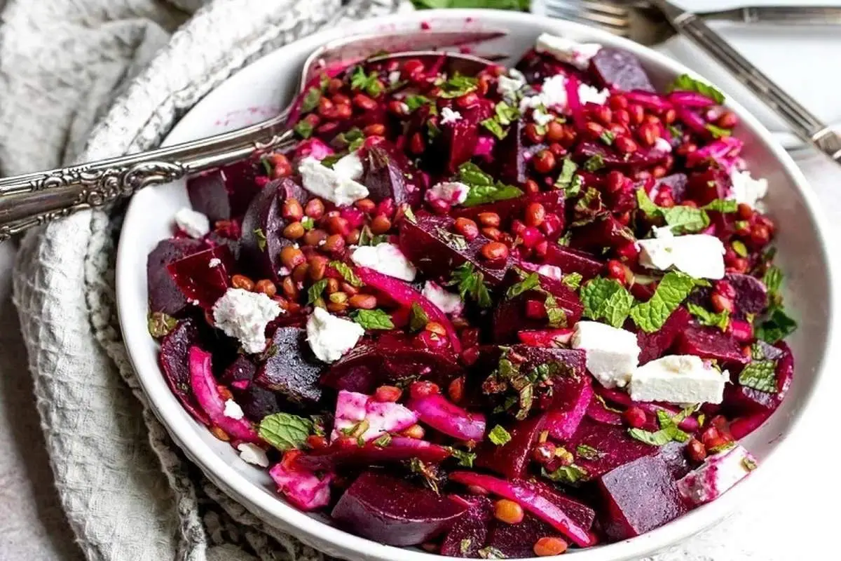 جشن رنگ‌ها و مزه‌ها در سالاد پاییزی با سس انار و گردو