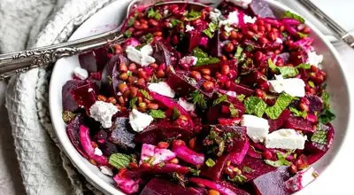 جشن رنگ‌ها و مزه‌ها در سالاد پاییزی با سس انار و گردو