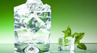 چرا نوشیدن آب یخ در تابستان واقعا خطرناک است؟ 