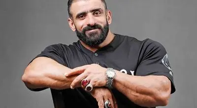 هادی چوپان با گردنبند خاص به پدیده‌های فوتبال ایران رسید/ کاپیتان سابق استقلال در آغوش گرگ پارسی +عکس 