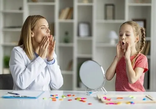 با لکنت زبان ناگهانی کودک در شرایط جنگی چه کار کنیم؟ + اینفوگرافیک
