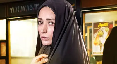 ناهید استواری با استایلی تازه و سیگاری به لب، خارج از قاب تلویزیون