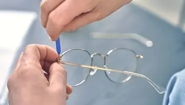 عینک شکسته را با چه چسبی بچسبانیم؟؛ تعمیر دسته شکسته عینک با سوزن منگنه، پنبه و...