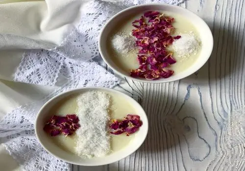 طرز تهیه فرنی نارگیلی؛ دسر سبک و مجلسی شب یلدا

