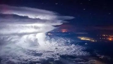 عکاسی باور نکردنی یک خلبان از لحظات رعد و برق در ارتفاع 37,000 پایی