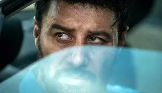 قاب متفاوت جواد عزتی و خانم بازیگر در پشت‌صحنه «وحشی»