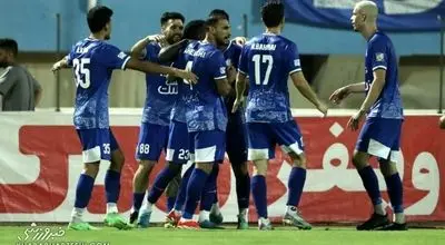 پوستر استقلال خوزستان برای بازی با ذوب‌آهن با تم کریسمس