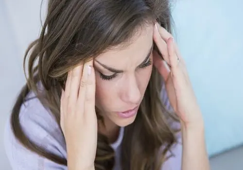 چرا زنان بیشتر درگیر میگرن هستند؟