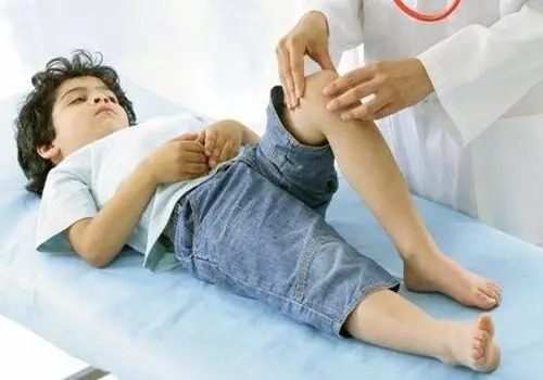 قایق‌سواری کودکان در خیابان‌های سیل زده کنارک!+ فیلم