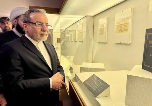 دیدار عراقچی از منزل پدری رهبر انقلاب در مشهد + تصاویر