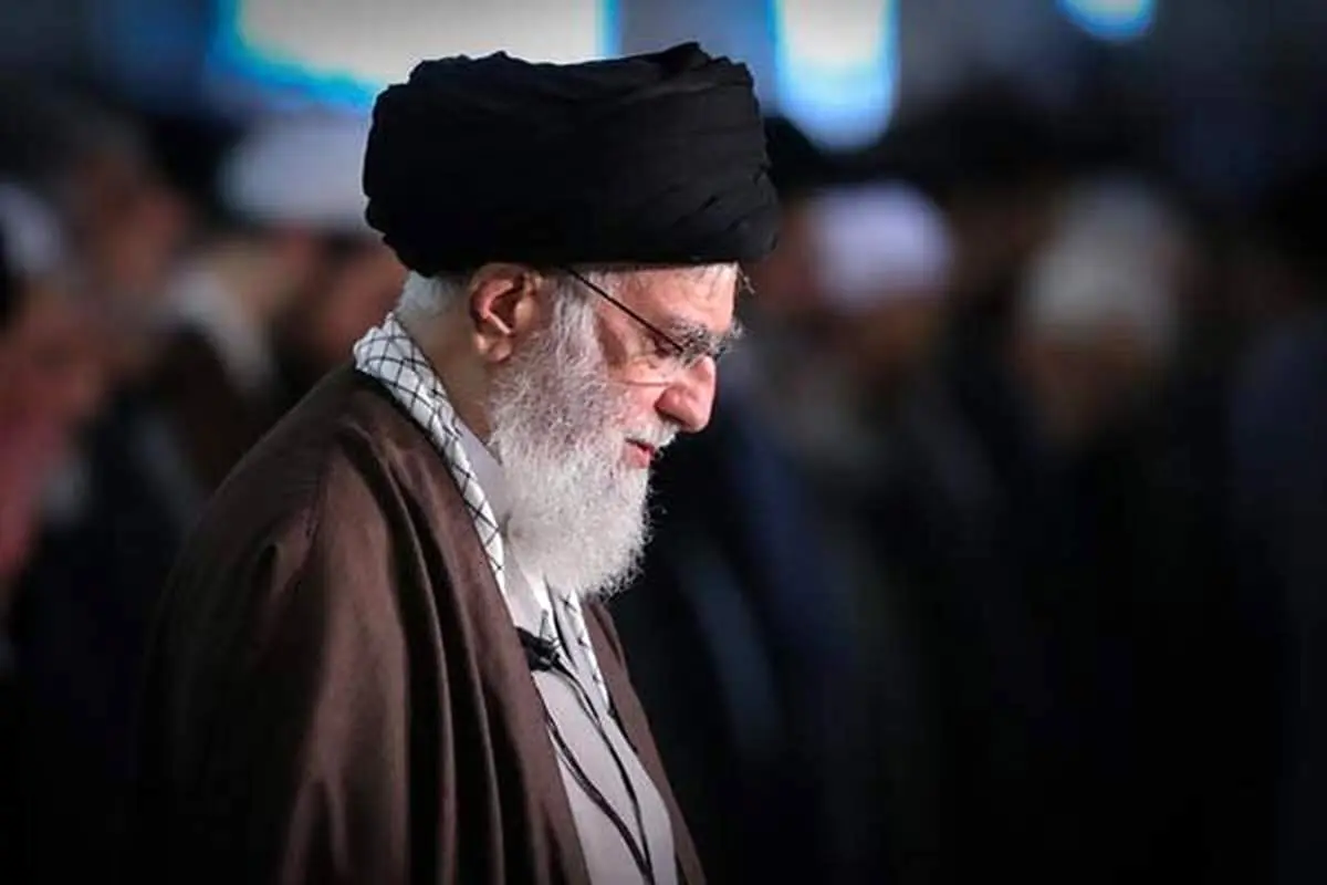 رهبر انقلاب بر پیکرهای شهدای خدمت نماز میخوانند