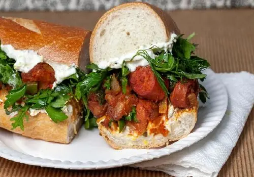 طرز تهیه ساندویچ سوسیس بندری؛ طعمی ماندگار با دستور تهیه ساده

