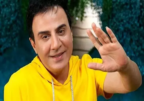 تصویری زیبا از عمو پورنگ در حال نماز خواندن