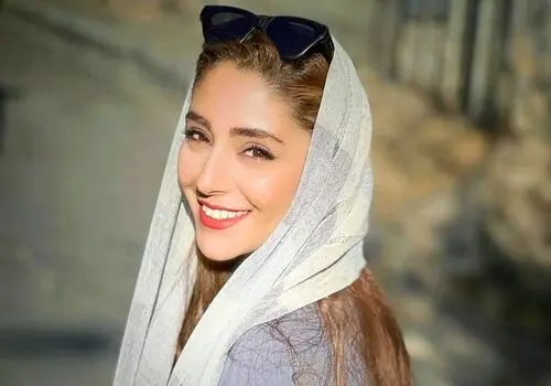 عکس‌های آتلیه‌ای هستی مهدوی‌فر با لباس گلدار