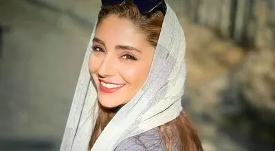 عکس‌های آتلیه‌ای هستی مهدوی‌فر با لباس گلدار
