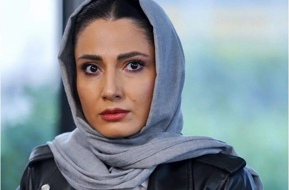 تیپ سمیرا حسن‌پور با کلاه کپ در کنار استخر؛ دلنوشته‌ای برای پاییز/ عکس
