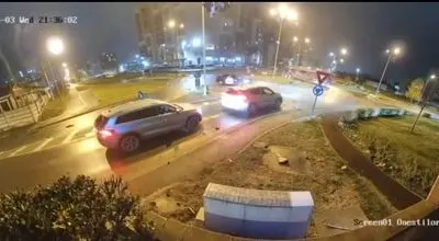 پرواز یک مرسدس بنز از روی چند خودروی سواری +فیلم