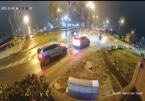 پرواز یک مرسدس بنز از روی چند خودروی سواری +فیلم