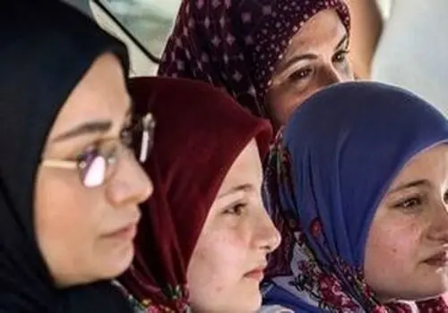 تغییر چهره غافلگیرکننده سارا و نیکا؛ جشن یلدایی دوقلوهای «پایتخت» با استایلی متفاوت!