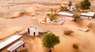 روستای ارواح در امارات که شن ها آن را بلعیدند + تصاویر