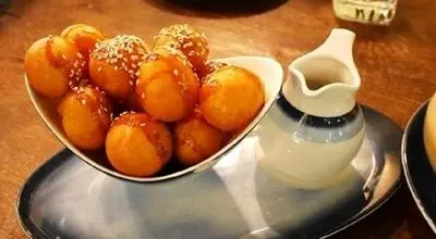 طرز تهیه لُقیمات ؛ دسر عربی با ماست برای افطارهای رمضان