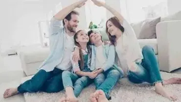 آیا بوسیدن همسر جلوی فرزندان کار درستی است؟
