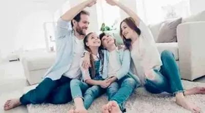 آیا بوسیدن همسر جلوی فرزندان کار درستی است؟
