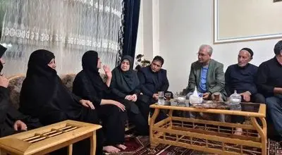 دیدار ابلاغ پیام تسلیت مسعود پزشکیان توسط ربیعی و مهاجرانی با خانواده الهه حسین‌نژاد + فیلم