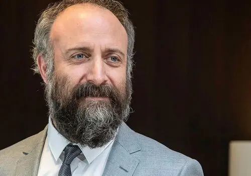 راز مرموز یک جنازه؛جسد آقای بازیگر روی صندلی منزلش پیدا شد!