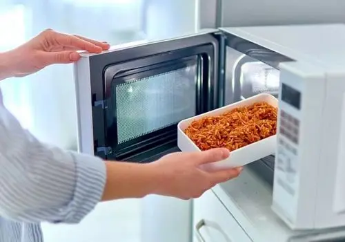 چگونه بدون مواد شیمیایی فر و مایکروفر را برق بیندازیم؟
