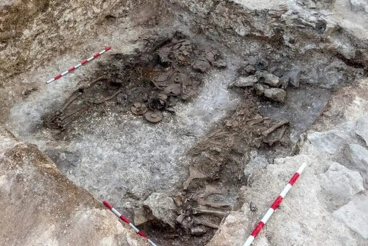 اسکلت ۲۱۰۰ ساله همراه با تاج زرین در یک محوطه تاریخی کشف شد