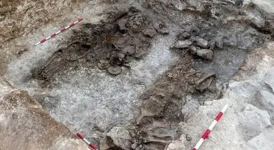 اسکلت ۲۱۰۰ ساله همراه با تاج زرین در یک محوطه تاریخی کشف شد