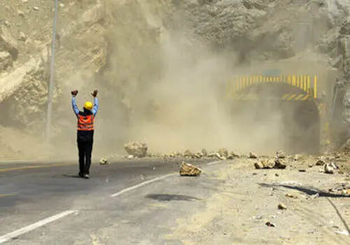 سقوط سنگ در جاده چالوس روی وانت نیسان+ عکس